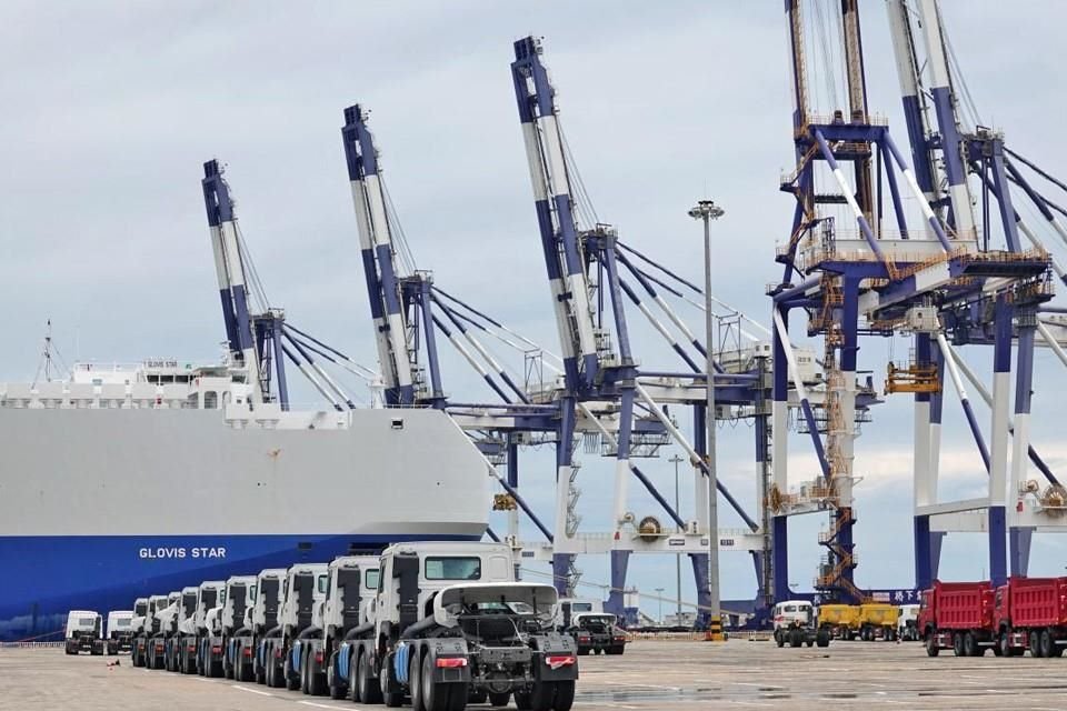 Una empresa carga sus camiones en el puerto de Yantai, provincia de Shandong, en el este de China, el 13 de julio de 2021.