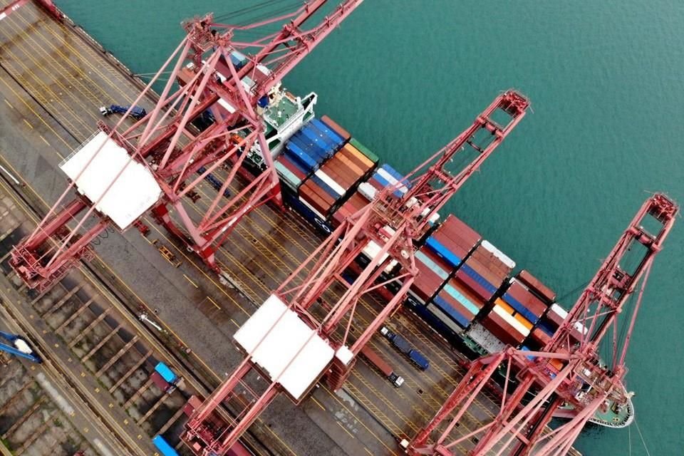 Una empresa carga sus contenedores en un buque carguero en el puerto de Lianyungang, provincia de Jiangsu, en el este de China, el 13 de julio de 2021.