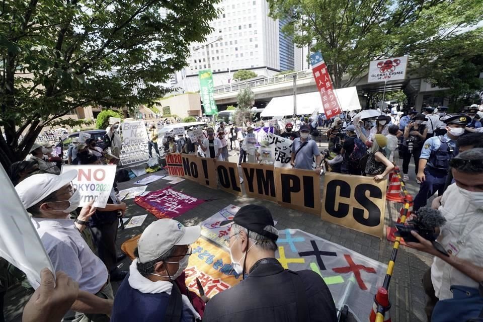 Las protestas no faltaron en el final del relevo olímpico.