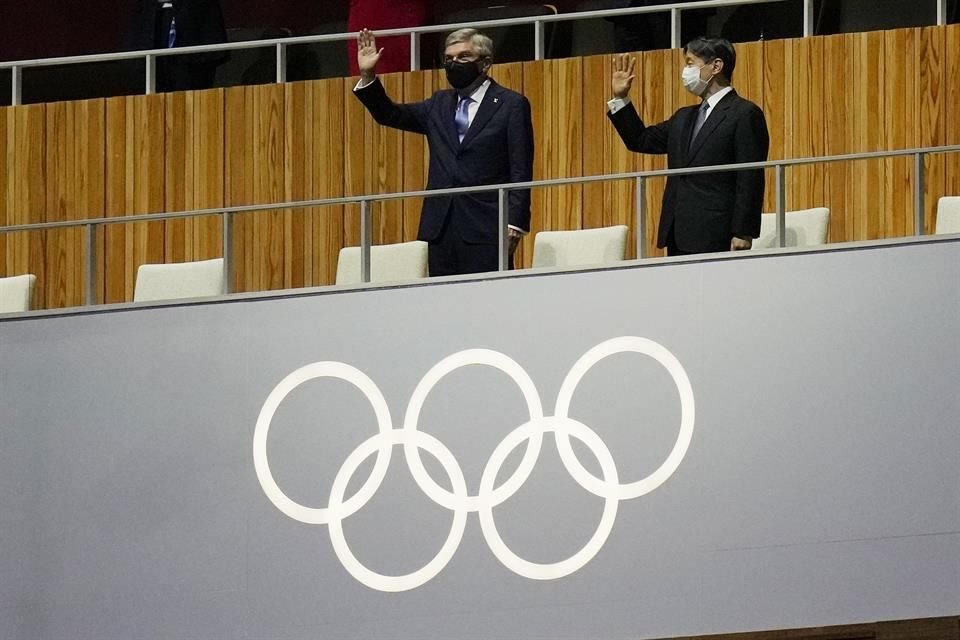 Thomas Bach, presidente del Comité Olímpico Internacional, junto al Emperador Naruhito.