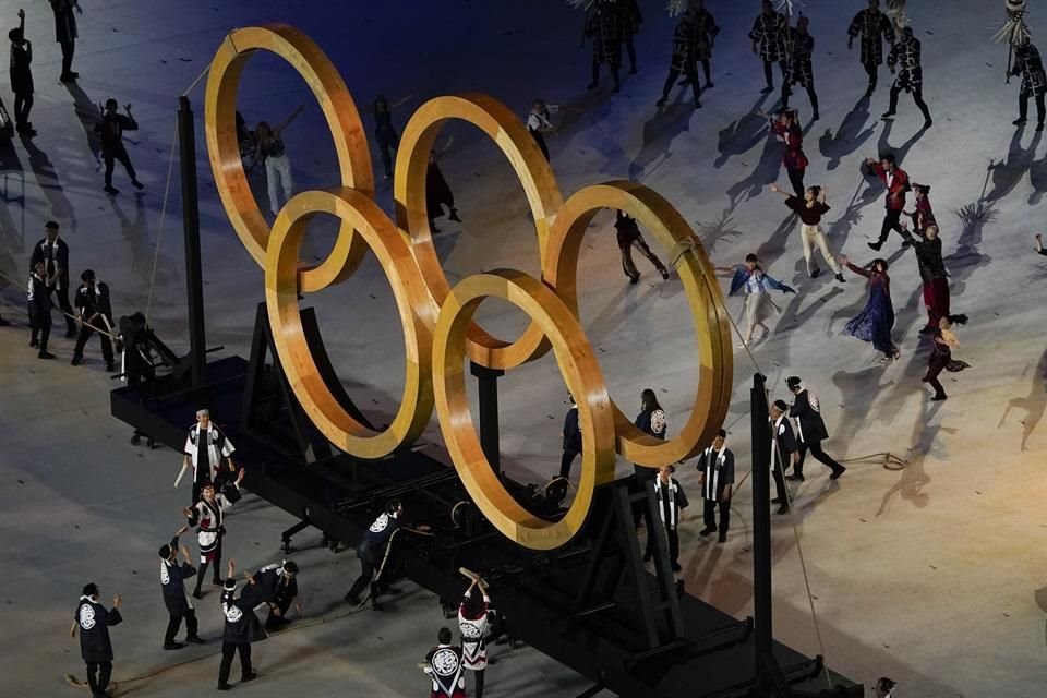 Los aros olímpicos en el centro del estadio.