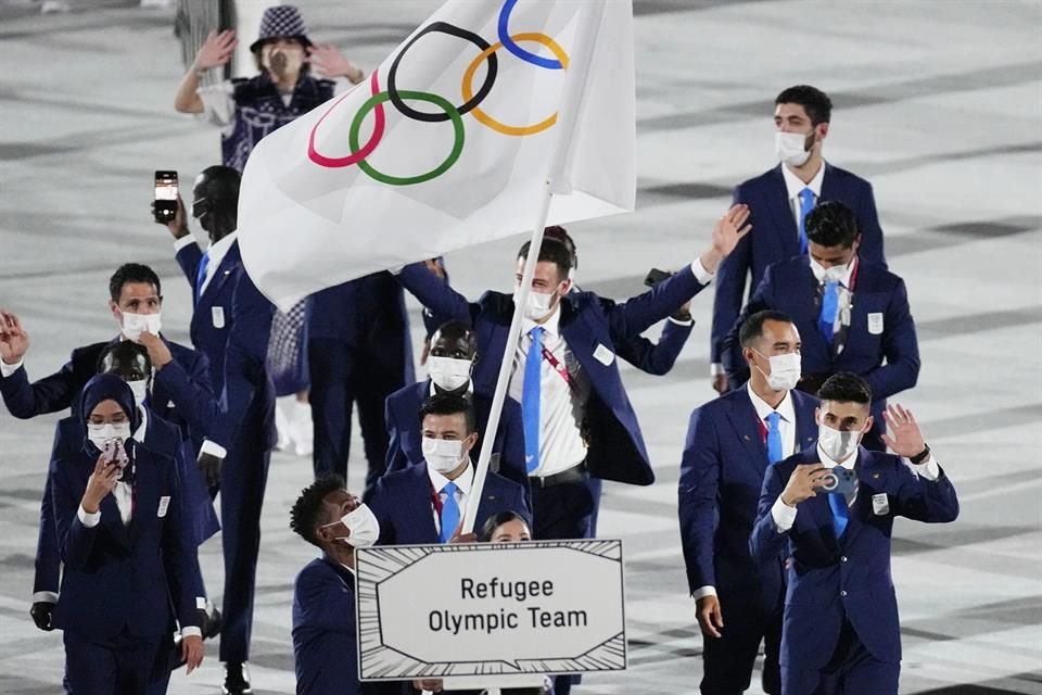 El equipo de Refugiados Olímpicos fue de los primeros en desfilar.