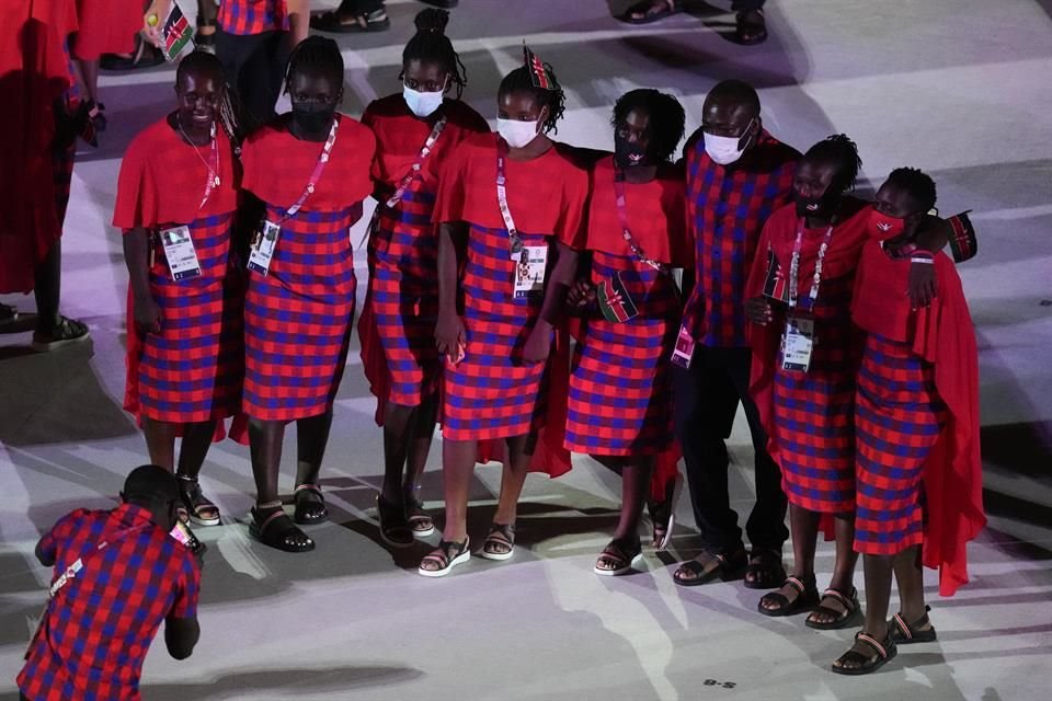 Atletas de Kenia disfrutando la fiesta olímpica.