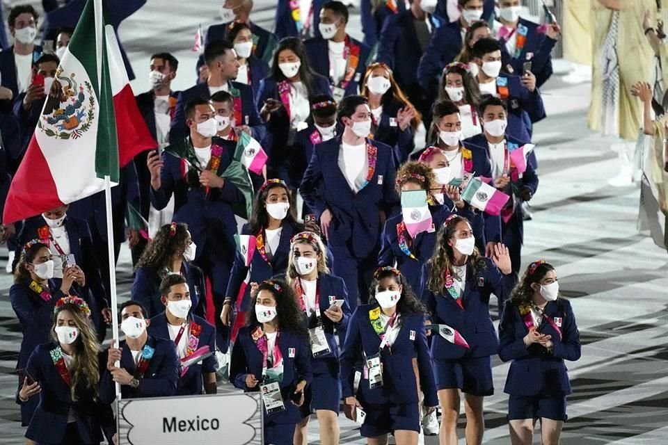 La delegación mexicana fue de las más alegres en el desfile.