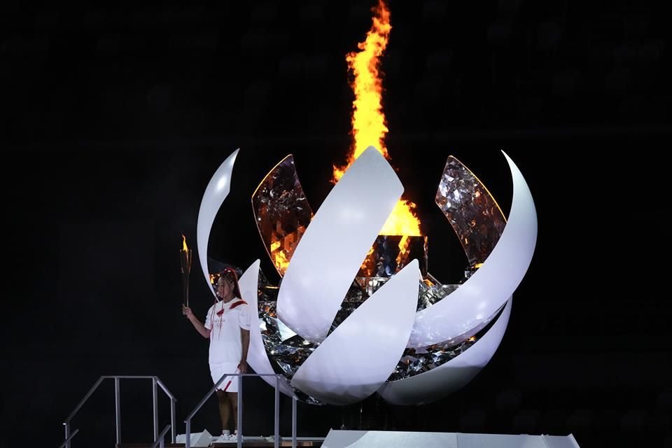 La tenista Naomi Osaka fue la encargada de encender el fuego olímpico en Tokio.