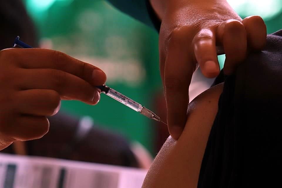 Tribunales defendieron inmunizar contra Covid a menores, al considerar que es un derecho por encima de criterios de vacunación del Gobierno.