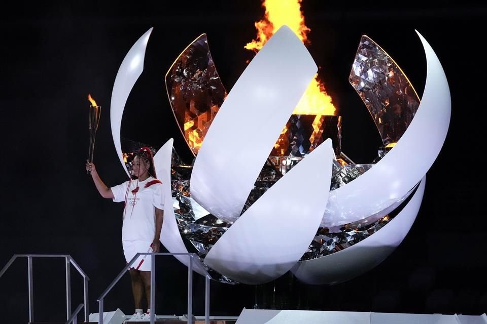 Naomi Osaka fue la encargada de encender el pebetero olímpico.