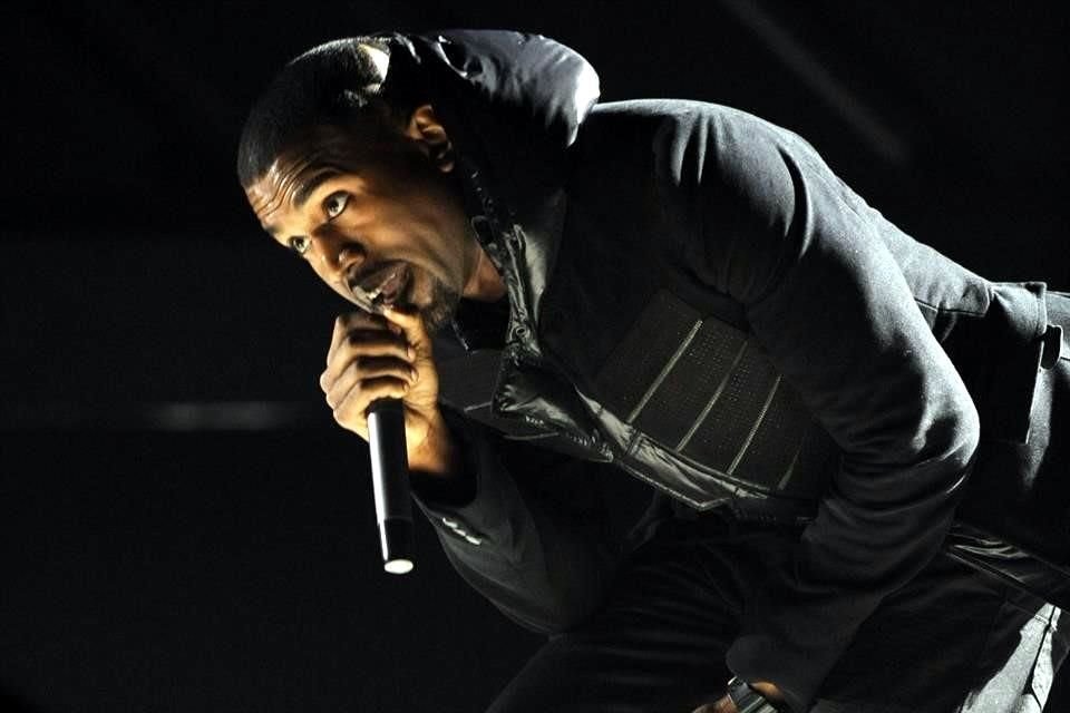Durante la presentación de su álbum, Kanye West rompió en llanto al dedicarle una canción a Kim Kardashian.