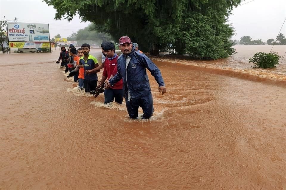 Personal de la Fuerza Nacional de Respuesta a Desastres rescata a personas varadas en inundaciones.