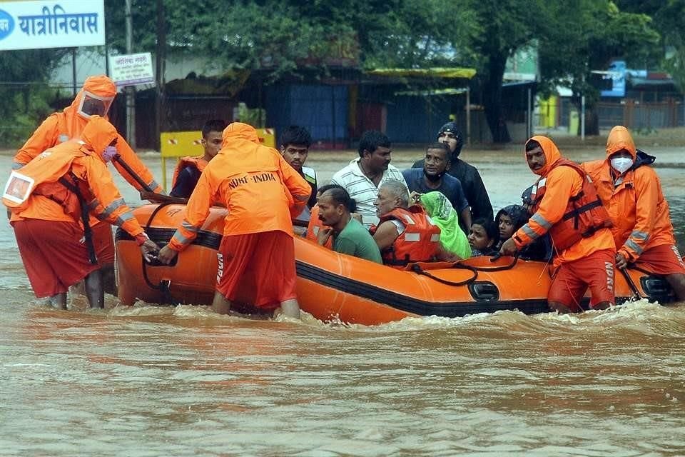 Las inundaciones fueron causadas por intensas lluvias de monzón en el oeste del país.