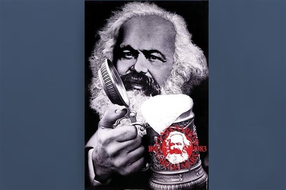 Cartel que hiciera a 100 años de la muerte de Karl Marx, a quien representó con un tarro de cerveza. 'Este cartel me produjo broncas con los comunistas, ¡uf!'. No era borracho, pero en lo que él escribía un día contó que se tomaba una chela diaria, y ésta es de ese día', explica, vacilador.