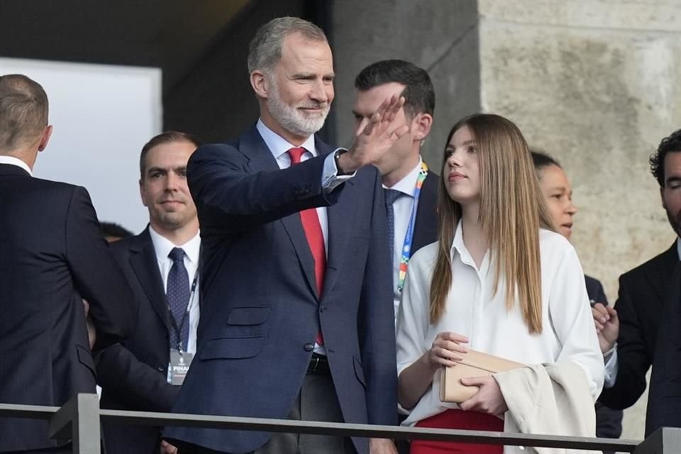 El Rey Felipe VI llegó acompañado de la Infanta Sofía.