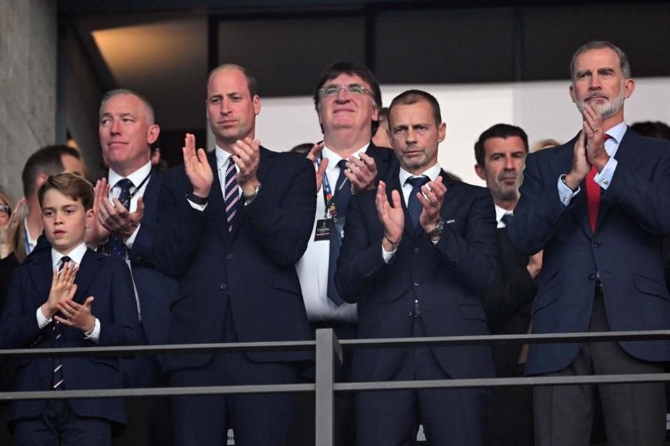 La realeza se hizo presente con el Príncipe Guillermo y el Rey Felipe VI, quienes acudieron con sus hijos Jorge y Sofía, respectivamente.