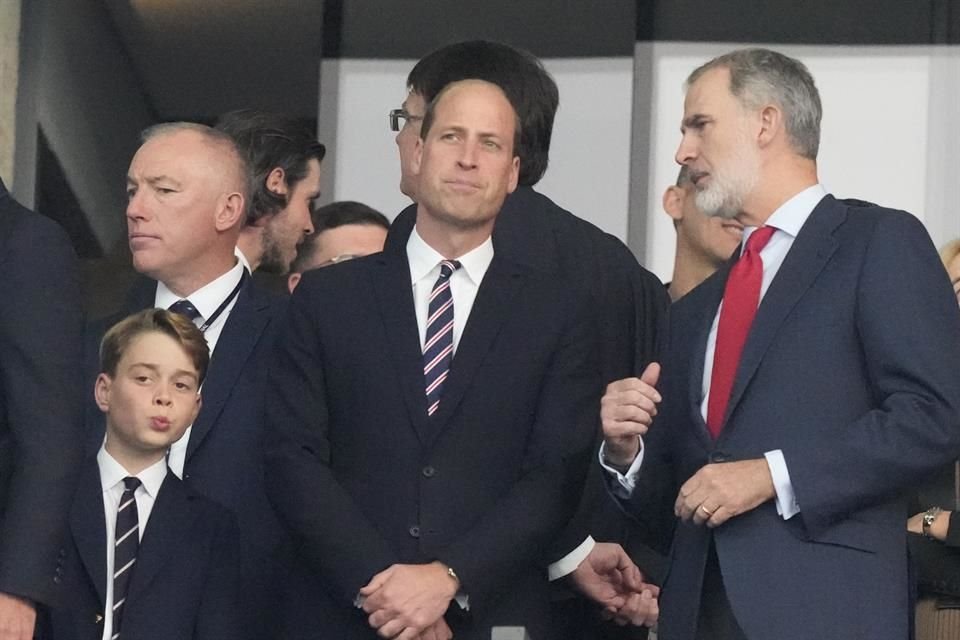Guillermo y Felipe VI fueron captados en plena plática mientras veían el partido.