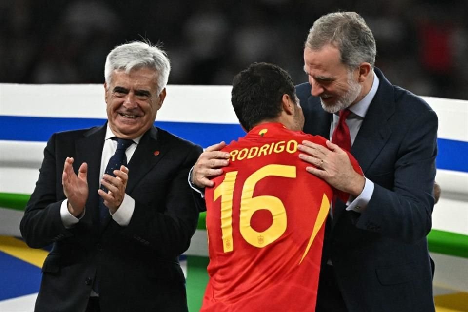 El monarca español reconoció el resultado de los jugadores, a quienes los felicitó y abrazó durante la ceremonia de premiación.