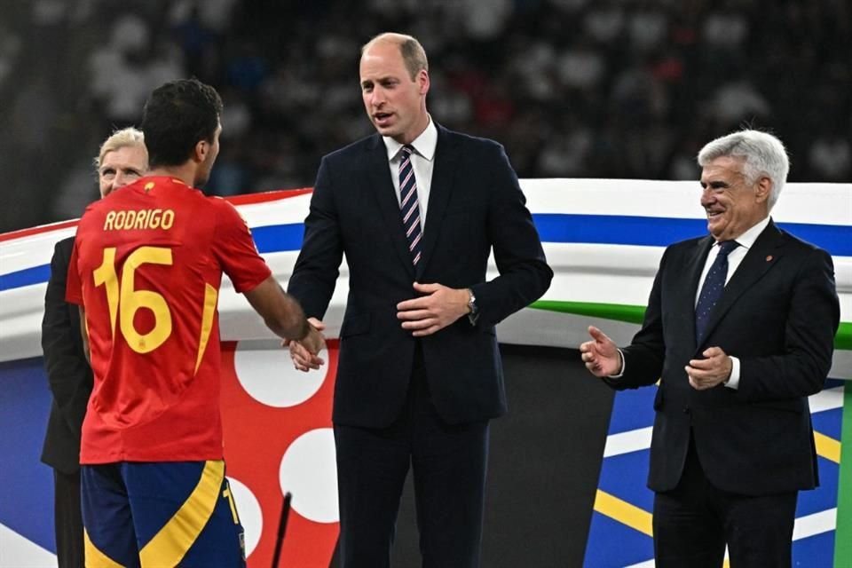 El Príncipe Guillermo aceptó la derrota de su equipo y felicitó a los seleccionados españoles.