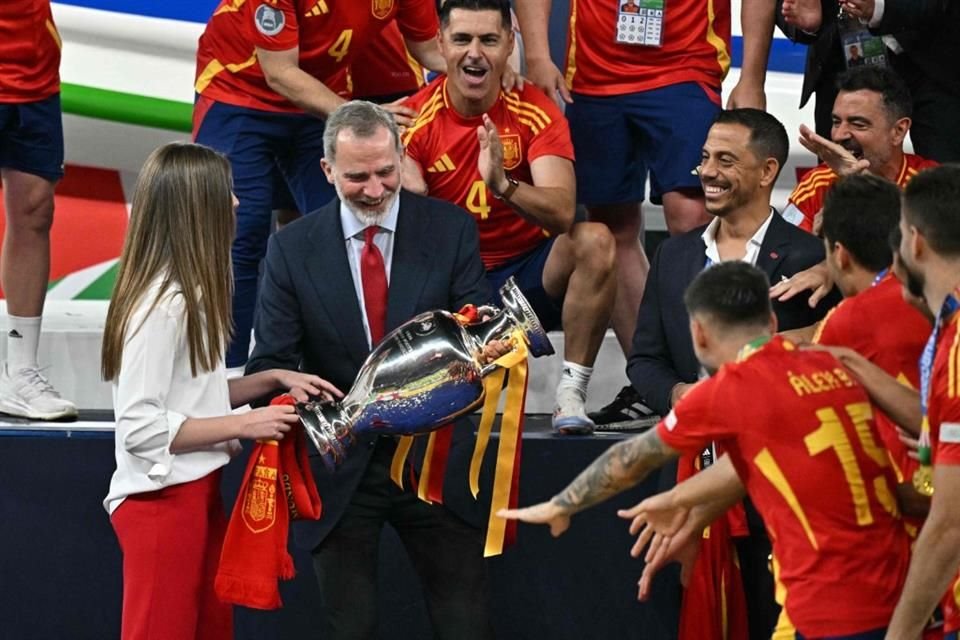 Felipe VI y su hija, la Infanta Sofía, tuvieron la oportunidad de tocar el trofeo de la selección para luego alzarlo entre los jugadores.