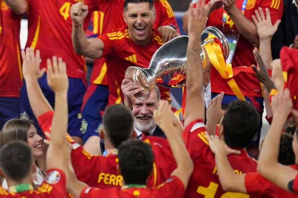 Los jugadores españoles celebraron en compañía del rey.
