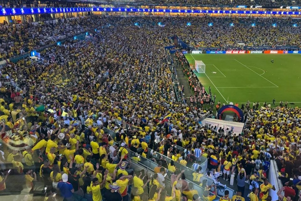 Tras más de una hora de retraso, arranca la Final de Copa América entre Argentina y Colombia en un estadio con presunto sobrecupo.
