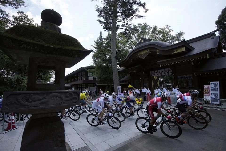 Los japoneses salieron a ver el ciclismo de ruta.