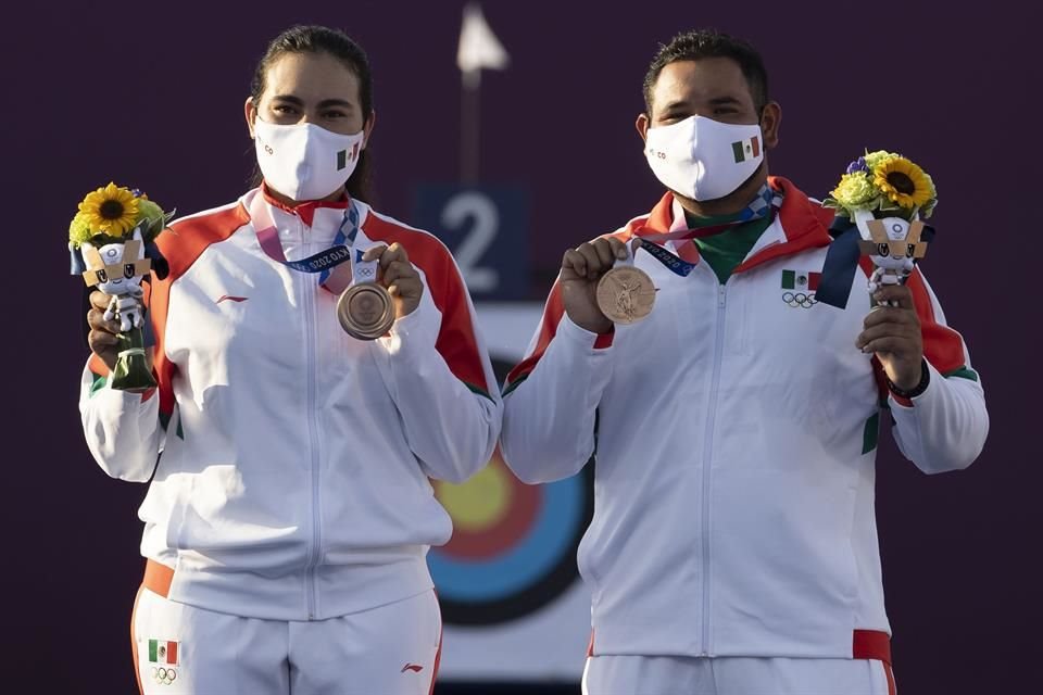 La dupla mexicana conquistó la medalla de bronce en tiro con arco mixto.