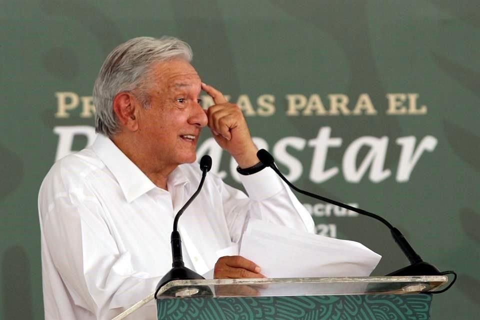 El Presidente López Obrador advirtió que llueve, truene o relampaguee, los estudiantes regresarán a clases presenciales en agosto.