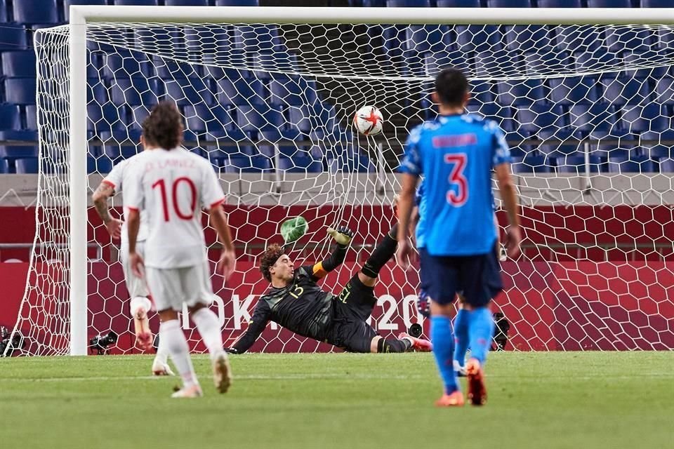 Guillermo Ochoa no pudo parar el penal que significó el segundo gol japonés.