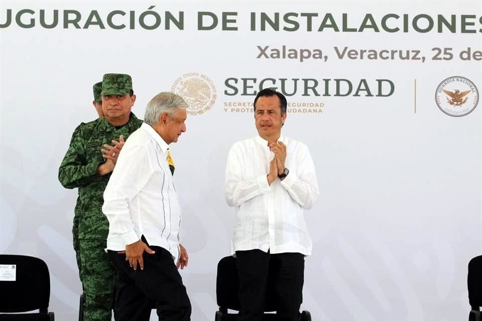 El Gobernador García y el titular de la Sedena aplauden al término del mensaje que dio el Mandatario.