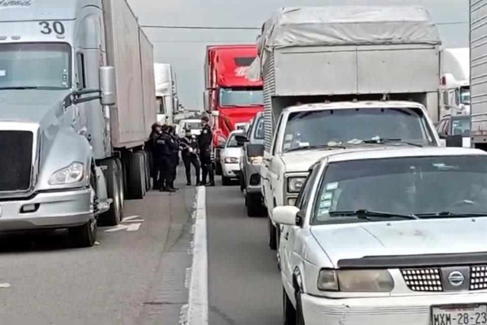 Automovilistas y transportistas relataron la 'pesadilla' que sufrieron debido al bloqueo de ejidatarios en la Autopista México-Puebla.