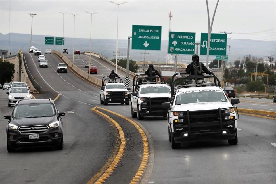Miembros de la Guardia Nacional patrullan la carretera Zacatecas-Fresnillo.