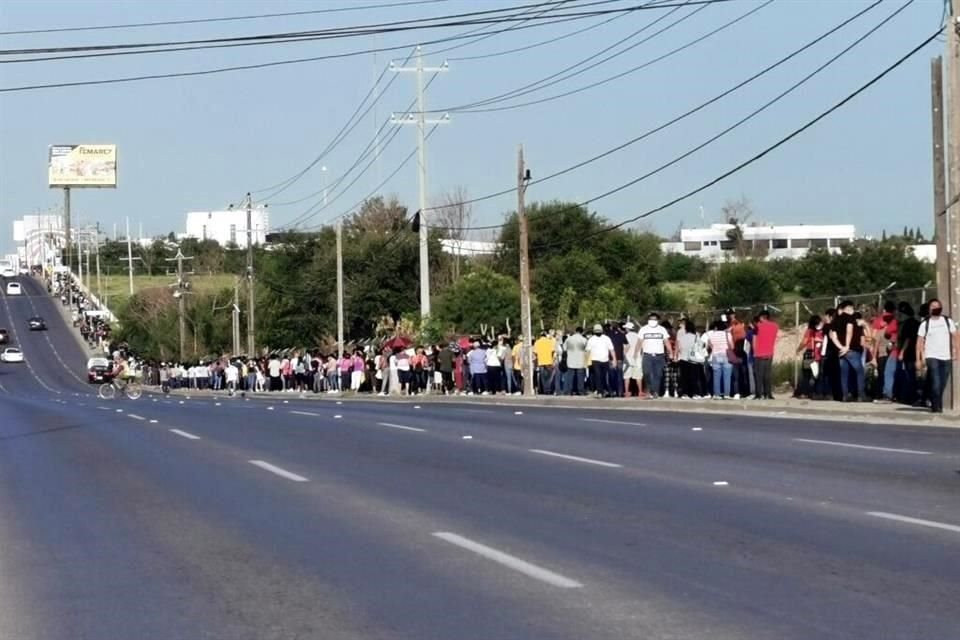 Las largas filas se registraron en los seis centros de vacunación, en Reynosa.