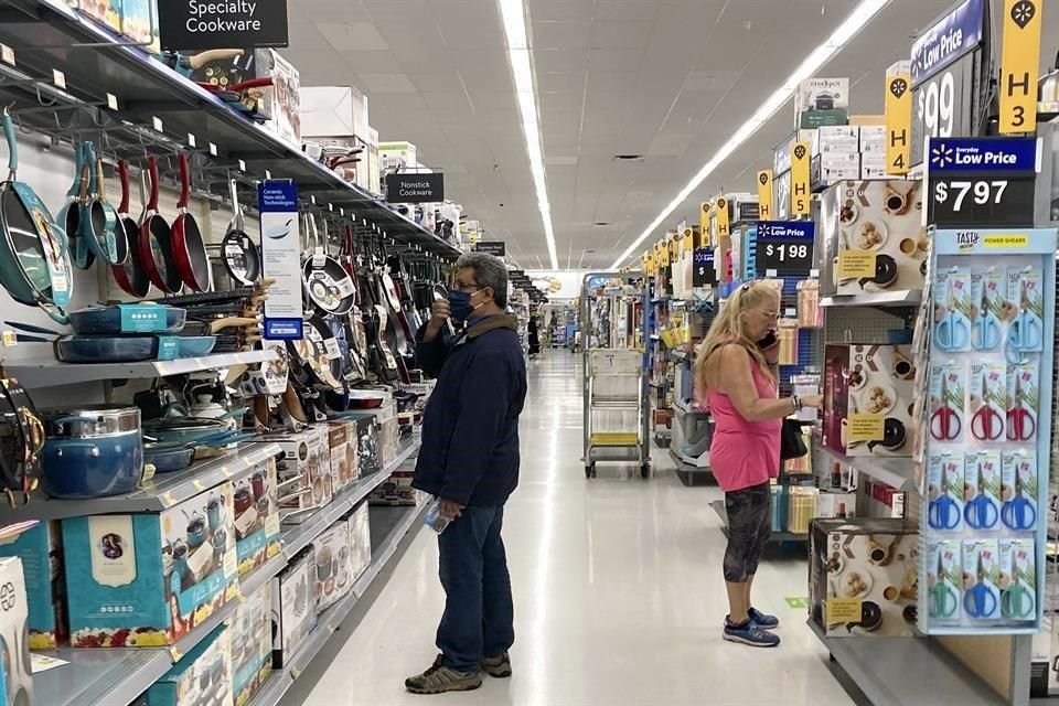 Clientes en un supermercado en Vernon Hills, usan cubrebocas durante sus compras.