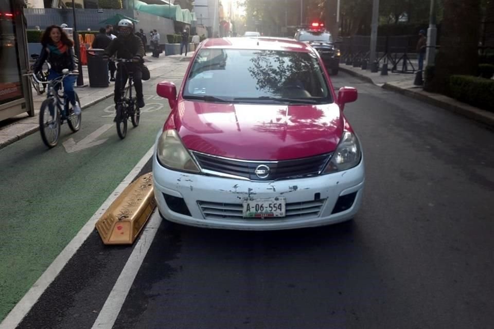 Por hacer base no autorizada frente a la embajada de Estados Unidos, en la lateral de Reforma, tres taxis fueron remitidos a depósito.