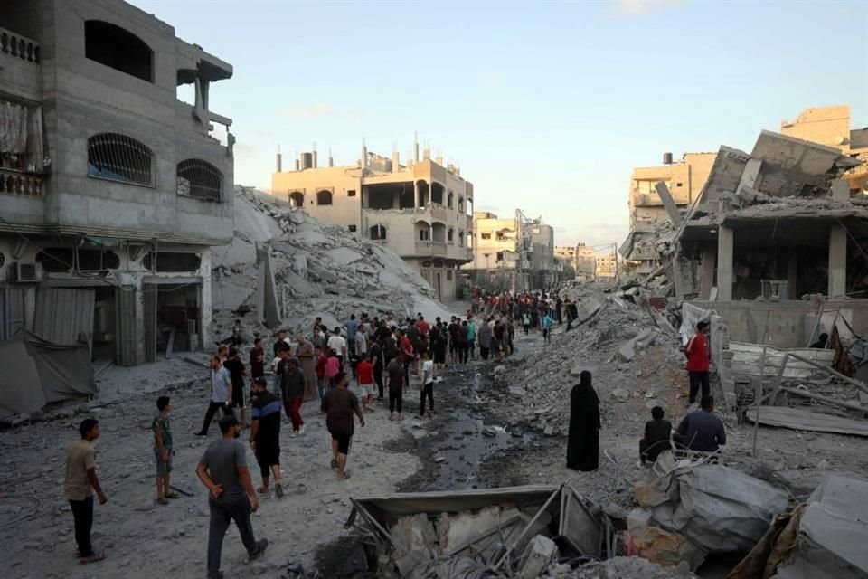 Al menos tres docenas de palestinos murieron en múltiples ataques israelíes en el sur de la Franja de Gaza, reportaron las autoridades.