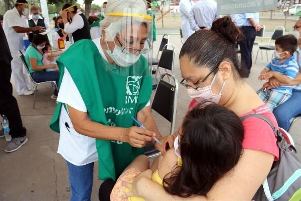 Campaña en Escobedo, Nuevo León, en mayo pasado, para que niños menores de 8 años completen su esquema básico de vacunación.