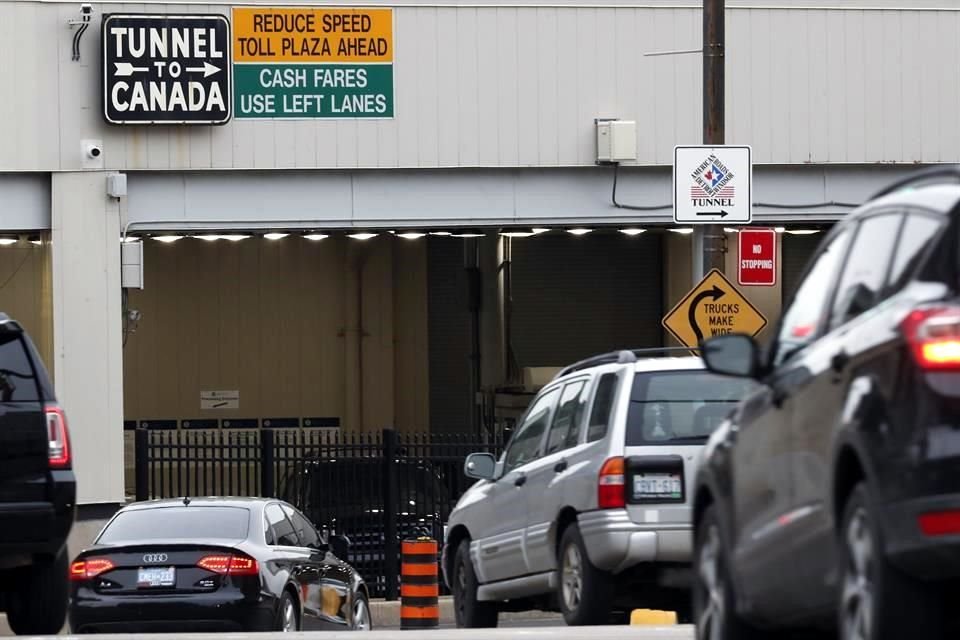 Empleados públicos en la frontera de Canadá perfilan irse a huelga a días de que el país reciba a estadounidenses vacunados.