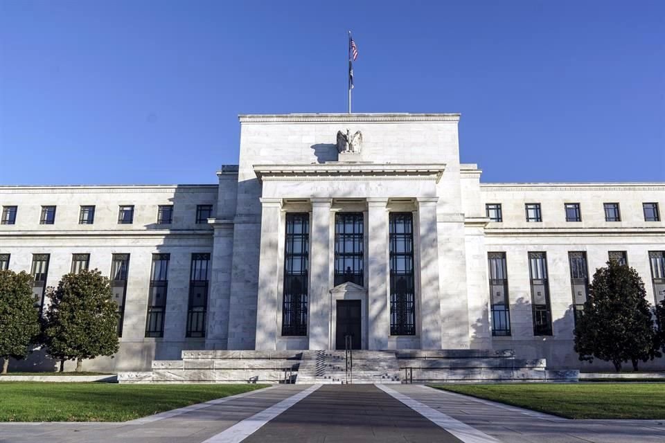 Funcionarios de Fed se mantuvieron cautos sobre los continuos riesgos de la pandemia.