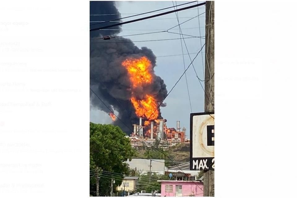 Un incendio se registró en la central de transferencia de la Refinería Lázaro Cárdenas, en Minatitlán, Veracruz, según reportes.