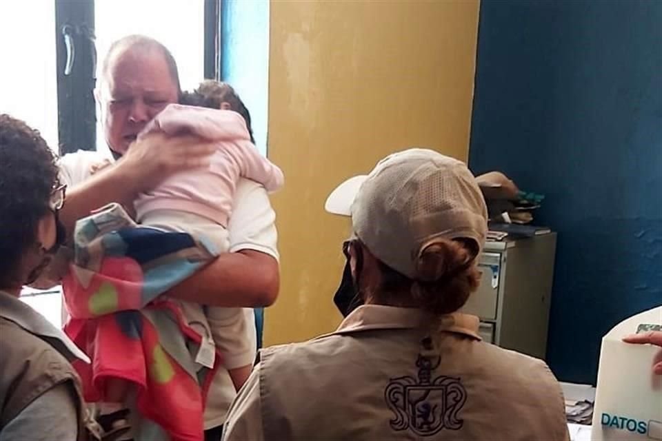 Salvador Romo abraza a su nieta, quien estuvo desaparecida por 15 días; la encontraron en La Barca