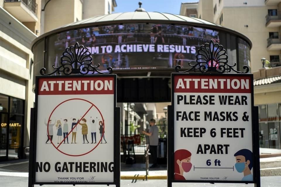 Anuncios en Los Ángeles alertan sobre la sana distancia y el uso de cubrebocas.