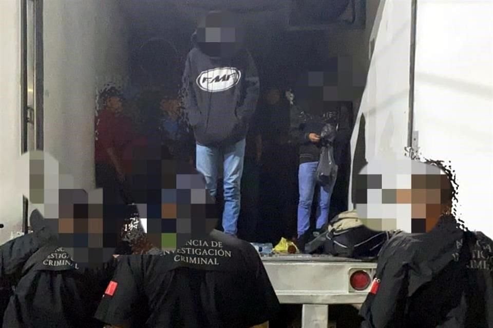 Dos presuntos polleros y 188 migrantes centroamericanos fueron detenidos por la FGR durante un operativo en Veracruz.