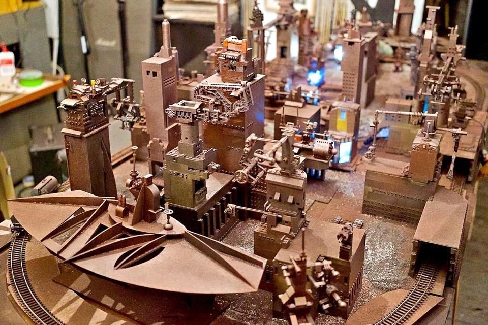 Imagen del proceso de lsa maqueta 'La Bestia y la fábrica', realizada con piezas de Lego.