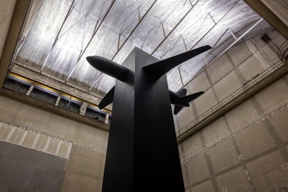 Imagen de la escultura de Maurizio Cattelan sobre el 9/11, parte de una muestra en Milán.
