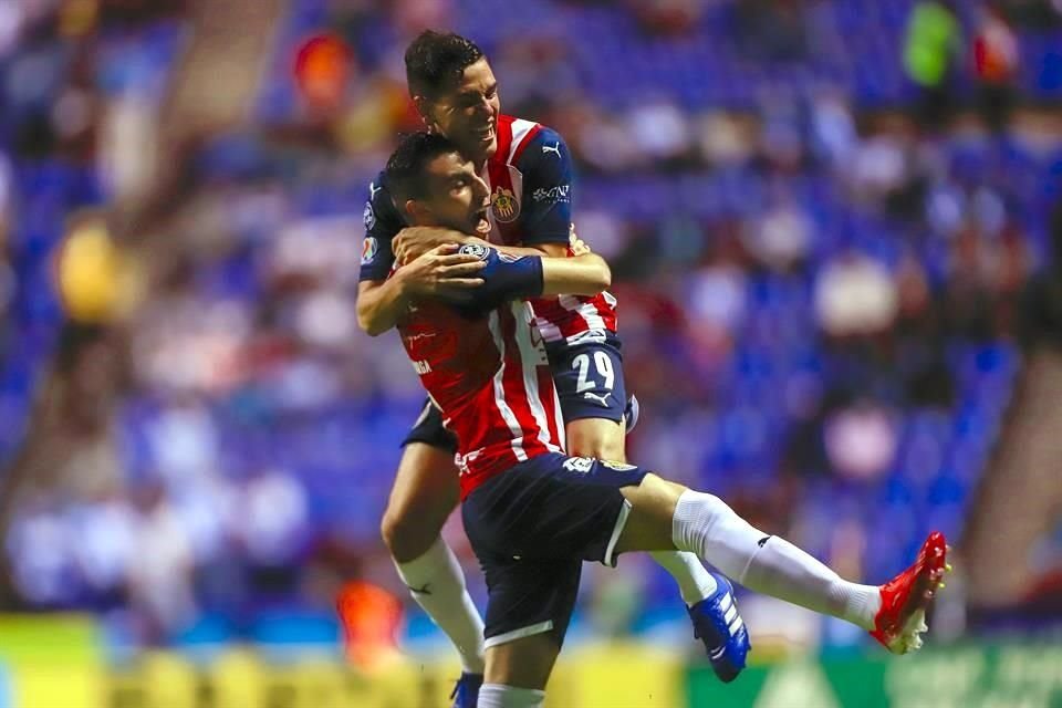 Chivas se sacudió la presión con un triunfo ante Puebla y suma 3 puntos en el torneo.