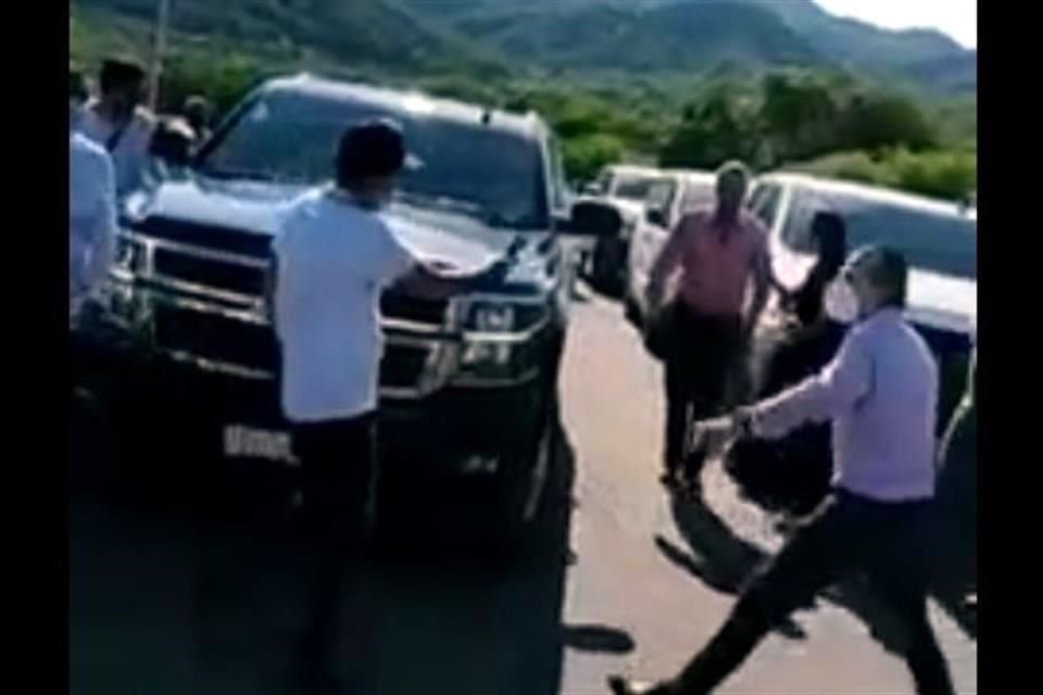 Habitantes de Tamazula, Durango, cerraron el paso al convoy en el que viajaba AMLO para exigir justicia en el homicidio de dos mujeres.