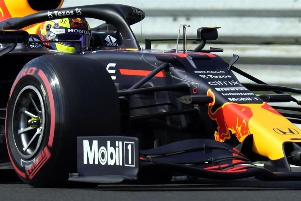 Sergio Pérez se vio afectado por la lentitud de Lewis Hamilton, que le impidió registrar un último tiempo.