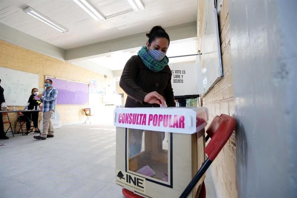 Una ciudadana deposita su voto durante el ejercicio que se realizará este domingo.