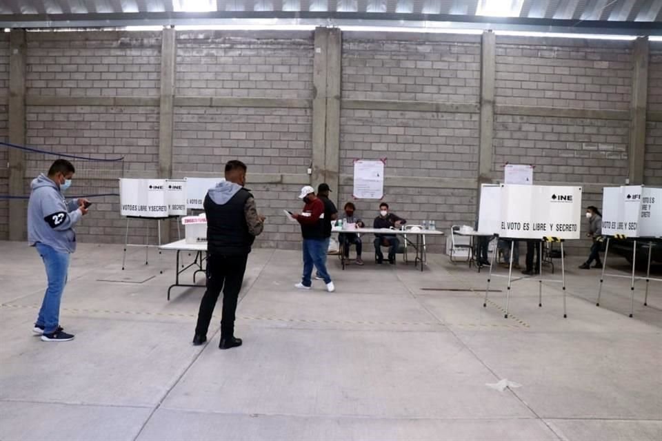 Aspecto de la consulta en una casilla instalada en el Municipio de Ecatepec, en el Estado de México.