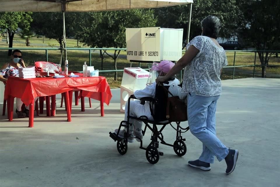 Doña Martha Sánchez, de 83 años, acudió en silla de ruedas a la casilla 1092 en San Jerónimo, y tardó dos horas en participar, no por las filas, sino porque no se completaban los funcionarios casilla.