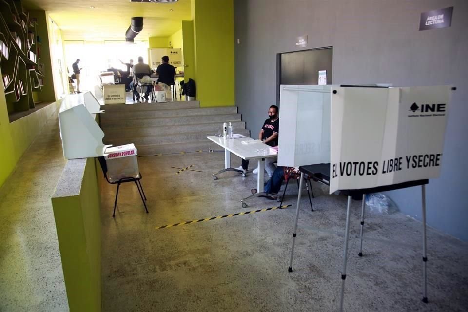 En Escobedo las mesas de votación lucieron con baja afluencia.